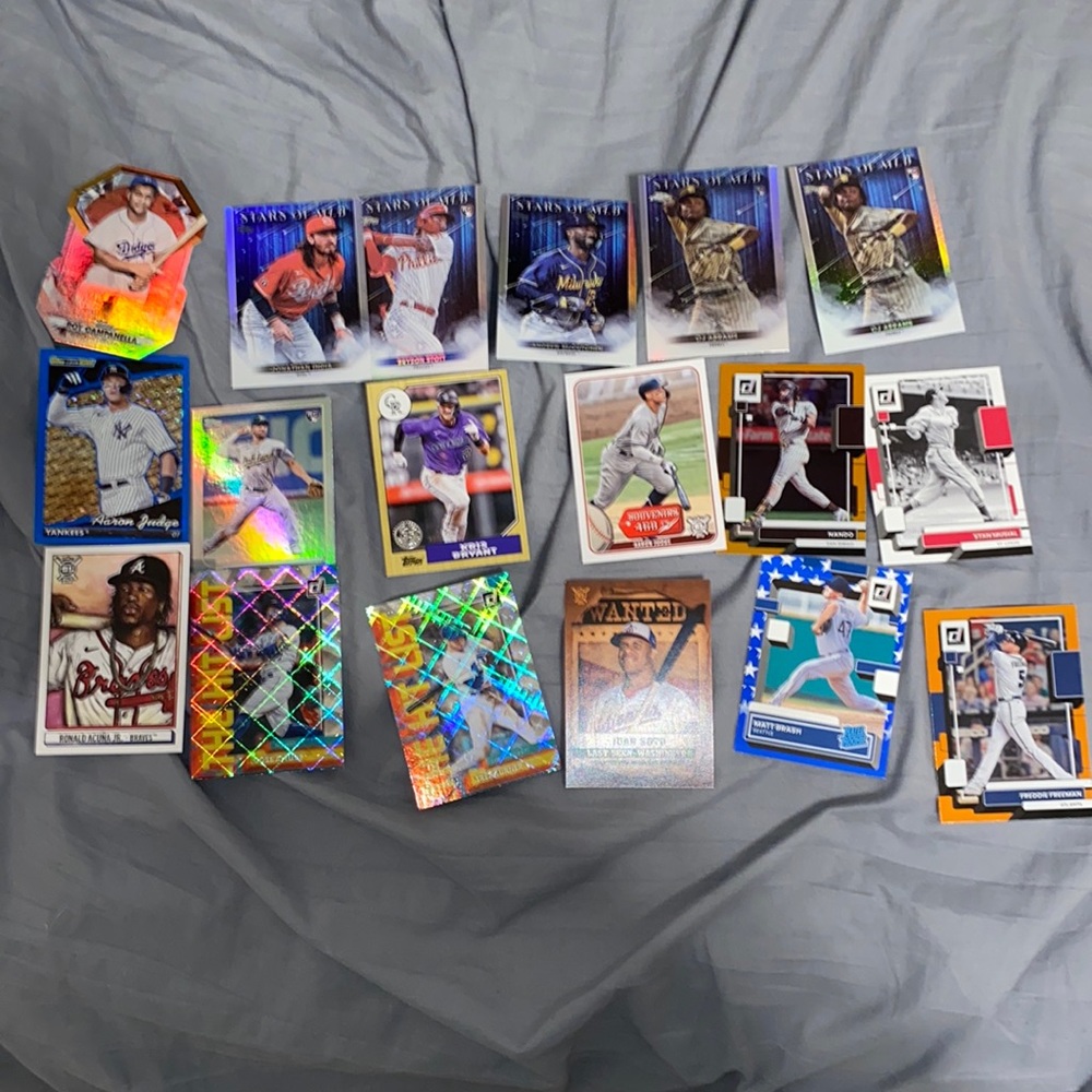 Lot of 18 baseball cards all in 10 conditions